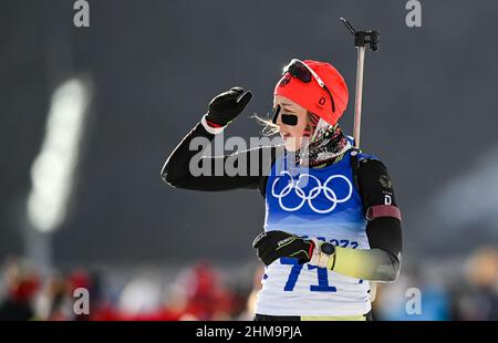 Zhangjiakou, Cina. 07th Feb 2022. Biathlon, Olimpiadi, individuali 15 km, donne al National Biathlon Centre. Franziska Preuss dalla Germania che spara al poligono di tiro. Credit: Hendrik Schmidt/dpa-/dpa/Alamy Live News Foto Stock