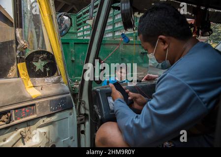 Bangkok, Tailandia. 08th Feb 2022. Un conducente di autocarri visto utilizzando il suo telefono cellulare nel suo camion durante la dimostrazione. Operatori di autocarri e conducenti di taxi provenienti da tutto il paese che sono colpiti da prezzi diesel più elevati a causa degli effetti della pandemia del covid-19, Si caravan al Ministero dell'energia per protestare contro l'alto prezzo del diesel a Bangkok. Credit: SOPA Images Limited/Alamy Live News Foto Stock