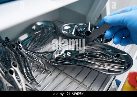 Primo piano degli strumenti medici nel contenitore Foto Stock