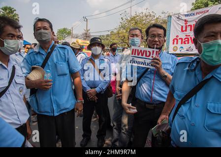 Bangkok, Tailandia. 08th Feb 2022. I tassisti visti al di fuori del Ministero dell'energia durante il dimostration.Trucks operatori e tassisti provenienti da tutto il paese che sono colpiti da prezzi diesel più elevati a causa degli effetti della pandemia del covid-19, caravan al Ministero dell'energia per protestare contro l'alto prezzo del diesel a Bangkok. (Foto di Peerapon Boonyakiat/SOPA Images/Sipa USA) Credit: Sipa USA/Alamy Live News Foto Stock