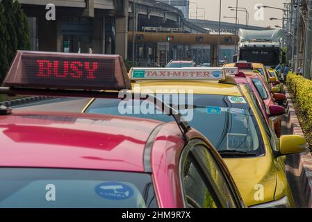 Bangkok, Tailandia. 08th Feb 2022. Taxi auto visto parcheggiato sulla strada fuori dal Ministero dell'energia durante la dimostrazione. Operatori di camion e tassisti provenienti da tutto il paese che sono colpiti da prezzi diesel più elevati a causa degli effetti del covid-19 pandemia, Si caravan al Ministero dell'energia per protestare contro l'alto prezzo del diesel a Bangkok. (Foto di Peerapon Boonyakiat/SOPA Images/Sipa USA) Credit: Sipa USA/Alamy Live News Foto Stock