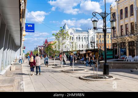 Samara, Russia - 4 maggio 2019: Vista sulla strada della città di Leningradskaya nel centro storico di Samara in una giornata estiva Foto Stock