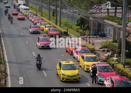 Bangkok, Tailandia. 08th Feb 2022. Taxi auto visto parcheggio sulla strada al di fuori del Ministero dell'energia durante la dimostrazione. Operatori di camion e tassisti da tutto il paese che sono colpiti da prezzi diesel più elevati a causa degli effetti del covid-19 pandemia, Si caravan al Ministero dell'energia per protestare contro l'alto prezzo del diesel a Bangkok. (Foto di Peerapon Boonyakiat/SOPA Images/Sipa USA) Credit: Sipa USA/Alamy Live News Foto Stock