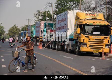 Bangkok, Tailandia. 08th Feb 2022. Veicoli visti parcheggiando sulla strada fuori dal ministero dell'energia durante la dimostrazione. Operatori di camion e tassisti provenienti da tutto il paese che sono colpiti da prezzi più elevati del diesel a causa degli effetti della pandemia del covid-19, Si caravan al Ministero dell'energia per protestare contro l'alto prezzo del diesel a Bangkok. (Foto di Peerapon Boonyakiat/SOPA Images/Sipa USA) Credit: Sipa USA/Alamy Live News Foto Stock