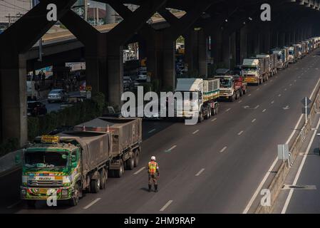 Bangkok, Tailandia. 08th Feb 2022. Una lunga fila di veicoli visti parcheggiati sulla strada Vibhavadi Rangsit vicino al Ministero dell'energia durante la dimostrazione. Operatori di autocarri e tassisti provenienti da tutto il paese che sono colpiti da prezzi più elevati del diesel a causa degli effetti della pandemia del covid-19, Si caravan al Ministero dell'energia per protestare contro l'alto prezzo del diesel a Bangkok. (Foto di Peerapon Boonyakiat/SOPA Images/Sipa USA) Credit: Sipa USA/Alamy Live News Foto Stock