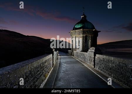 Diga di Craig Goch nella Valle di Elan illuminata al crepuscolo.. Foto Stock