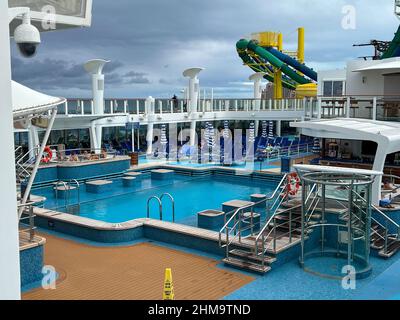 Orlando, Florida USA-8 gennaio 2022: La piscina principale sulla Norwegian Cruise Line NCL nave da crociera Escape in Port Canaveral, Florida. Foto Stock