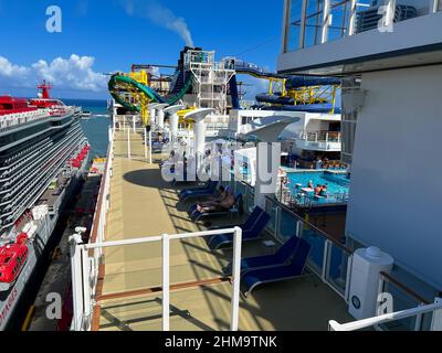 Orlando, FL USA-8 gennaio 2022: L'area principale di lounging della piscina sulla Norwegian Cruise Line NCL nave da crociera Escape in Port Canaveral, Florida. Foto Stock