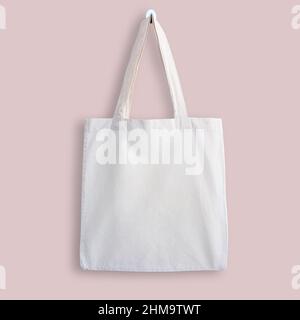 Borsa tote eco bianco in cotone bianco, design mockup. Borsa per la spesa appesa al muro Foto Stock