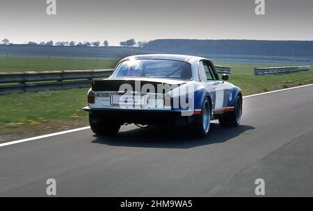 Auto da corsa Jaguar XJ12C del 1976 costruita da Broadspeed, collaudata sul circuito automobilistico di Silverstone YK Foto Stock