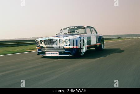 Auto da corsa Jaguar XJ12C del 1976 costruita da Broadspeed, collaudata sul circuito automobilistico di Silverstone YK Foto Stock