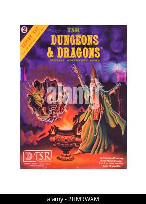 Rochester, New York, Stati Uniti. Dicembre 16, 2021. Dungeons & Dragons Expert Set, circa 1988, isolato su sfondo bianco, in mostra al forte Nationa Foto Stock