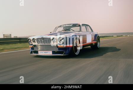 Auto da corsa Jaguar XJ12C del 1976 costruita da Broadspeed, collaudata sul circuito automobilistico di Silverstone YK Foto Stock