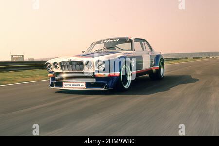 Auto da corsa Jaguar XJ12C del 1976 costruita da Broadspeed, collaudata sul circuito automobilistico di Silverstone YK Foto Stock