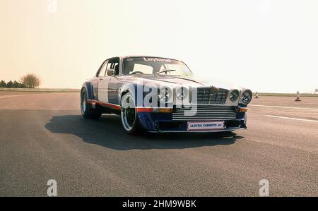 Auto da corsa Jaguar XJ12C del 1976 costruita da Broadspeed, collaudata sul circuito automobilistico di Silverstone YK Foto Stock