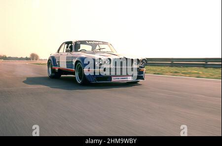 Auto da corsa Jaguar XJ12C del 1976 costruita da Broadspeed, collaudata sul circuito automobilistico di Silverstone YK Foto Stock