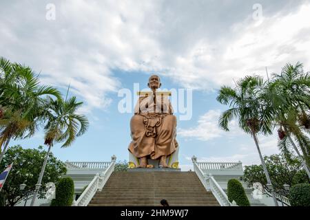 Pathum Thani Thailandia - Gennaio 22 2022: Grande statua di bronzo di Somdet Budhacariya (Toh Brahmaransi) Landmark of Wat Bot situato in Sam Khok Pathum Than Foto Stock