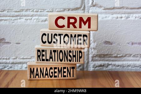 CRM Customer Relationship Management System, testo su blocchi di legno Foto Stock