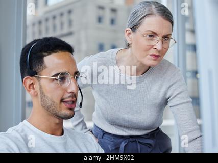 .Im così fiero di quanto youve venga lontano. Colpo di un uomo d'affari maschio con il suo capo femmina nel suo ufficio. Foto Stock