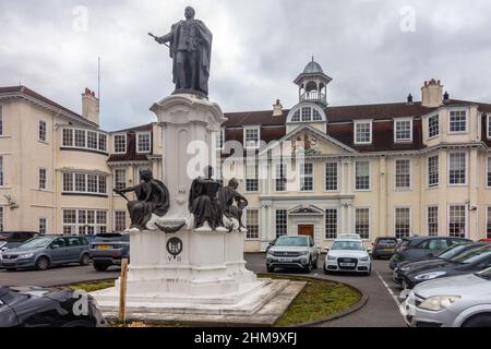 Una statua del re Edoardo VII si erge su un piedistallo in pietra in quello che ora è un parcheggio fuori dal King Edoardo VII Hospital a Windsor, Regno Unito Foto Stock