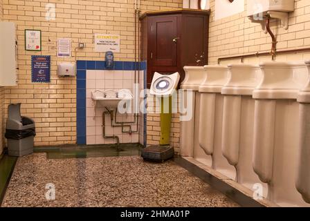 Vecchio esempio di gabinetto pubblico vittoriano Foto Stock