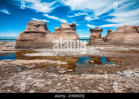 Formazioni rocciose mozzafiato: I monoliti calcarei sulla costa di Île Nue de Mingan (Québec, Canada) con un cielo nuvoloso in una splendida giornata estiva Foto Stock