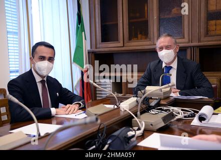 Roma, Italia. 08th Feb 2022. Roma 08/02/2022 Camera dei deputati - Palazzo San Macuto. Il Ministro degli Esteri Luigi di Maio in udienza a Copasir nella foto: Luigi di Maio e il Presidente del Copasir Adolfo Urso Credit: Agenzia indipendente di Foto/Alamy Live News Foto Stock