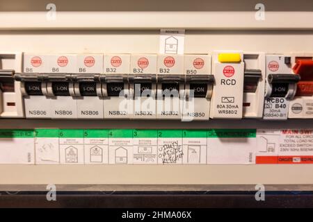 RCD dispositivo di sicurezza sensibile che disattiva automaticamente l'elettricità in caso di guasto. Foto Stock