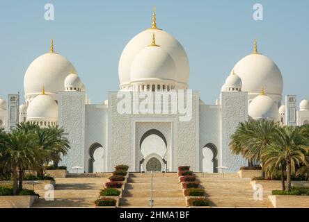 La vista di tutte le cupole di marmo bianco con mezzaluna dorata della Grande Moschea dello Sceicco Zayed ad Abu Dhabi Foto Stock