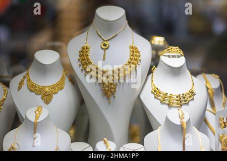 Vetrina di gioielleria con un'enorme selezione di collana di gioielli d'oro, catene, anelli Foto Stock