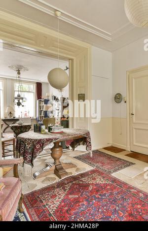 Interno di spaziosa zona salotto con mobili in vecchio stile progettati in stile vintage in casa residenziale Foto Stock