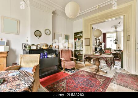 Interno di spaziosa zona salotto con mobili in vecchio stile progettati in stile vintage in casa residenziale Foto Stock