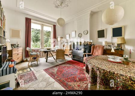 Interno di spaziosa zona salotto con mobili in vecchio stile progettati in stile vintage in casa residenziale Foto Stock