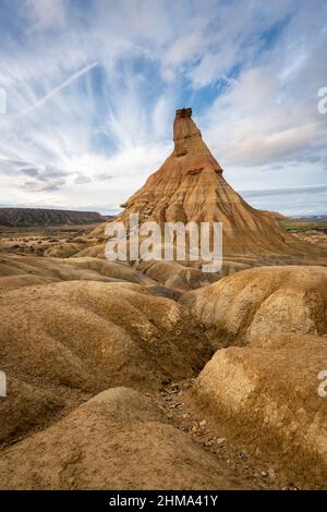 Vista maestosa della formazione rocciosa ruvida della scogliera in terreno semi deserto nel parco nazionale di Bardenas Reales a Navarra in Spagna Foto Stock