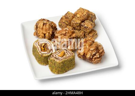 Piatto con variazione di dolce delizia turca con noci in primo piano isolato su sfondo bianco Foto Stock