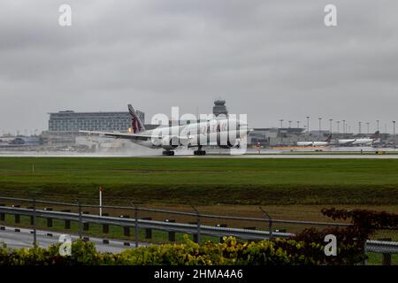 Montreal, Quebec, Canada 10-02-2021: Qatar Boeing B777 atterra a Montreal, arrivando da Doha in un pomeriggio piovoso. Registrazione A7-BAI. Foto Stock