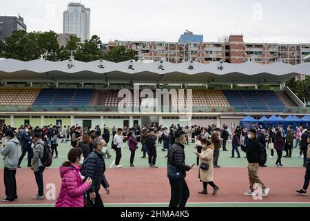 Hong Kong, Cina. 08th Feb 2022. Le persone si trovano in coda presso un centro di test degli acidi nucleici Covid-19 a Tsuen WAN Sports Ground. Mentre Hong Kong batte la quinta ondata del Covid-19, le autorità sanitarie hanno riportato un record di 625 casi di Covid 19. Mentre i residenti si accodano per i test del Covid-19 in giro per la città, il governo annuncia un limite di due persone per riunioni pubbliche e locali privati di più di due famiglie da vietare. (Foto di Dominic Chiu/SOPA Images/Sipa USA) Credit: Sipa USA/Alamy Live News Foto Stock