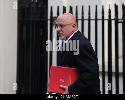 Londra, Regno Unito. 8th Feb 2022. Il Segretario per l'istruzione Nadhim Zahawi lascia dopo la riunione settimanale del Gabinetto al n. 10 Downing Street. Credit: Uwe Deffner/Alamy Live News Foto Stock