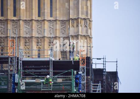 Londra, Regno Unito. 7th febbraio 2022. I lavoratori rimuovono il ponteggio mentre la ristrutturazione del Big ben si avvicina al completamento. I lavori di ristrutturazione dell'iconico monumento, ufficialmente chiamato Elizabeth Tower, iniziarono nel 2017. Foto Stock