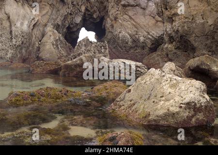 Parte costiera della Cantabria nel nord della Spagna, Costa Quebrada, vale a dire la costa rotta, intorno a Playa de Somocuevas spiaggia di baia a Liencres Foto Stock