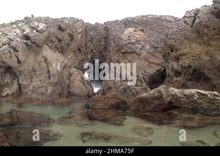 Parte costiera della Cantabria nel nord della Spagna, Costa Quebrada, vale a dire la costa rotta, intorno a Playa de Somocuevas spiaggia di baia a Liencres Foto Stock