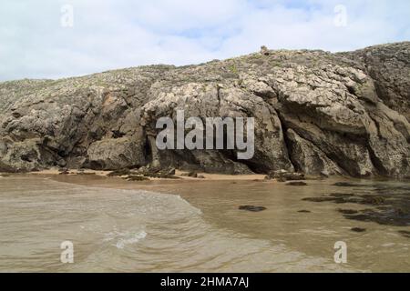 Parte costiera della Cantabria nel nord della Spagna, Costa Quebrada, vale a dire la costa rotta, intorno a Playa de Somocuevas spiaggia di baia a Liencres Foto Stock