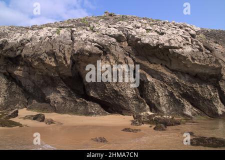 Parte costiera della Cantabria nel nord della Spagna, Costa Quebrada, vale a dire la costa rotta, intorno a Playa de Somocuevas spiaggia di baia a Liencres Foto Stock