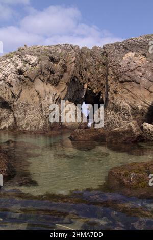 Parte costiera della Cantabria nel nord della Spagna, Costa Quebrada, vale a dire la costa rotta, intorno a Playa de Somocuevas spiaggia di baia a Liencres Foto Stock