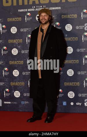 Roma, Italia. 07th Feb 2022. ROMA, ITALIA - FEBBRAIO 07: Alessandro Borghi partecipa alla prima del film 'Ghiaccio' al Cinema moderno il 07 Febbraio 2022 a Roma. Credit: dpa/Alamy Live News Foto Stock