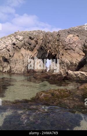 Parte costiera della Cantabria nel nord della Spagna, Costa Quebrada, vale a dire la costa rotta, intorno a Playa de Somocuevas spiaggia di baia a Liencres Foto Stock