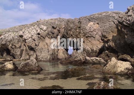 Parte costiera della Cantabria nel nord della Spagna, Costa Quebrada, vale a dire la costa rotta, intorno a Playa de Somocuevas spiaggia di baia a Liencres Foto Stock