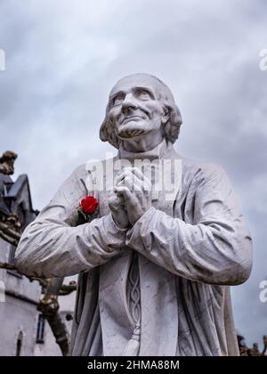 Lourdes, Francia - 1 febbraio 2022: Statua di Jean-Marie Vianney , venerata come San Giovanni Vianney, sacerdote cattolico francese e patrono di p. Foto Stock