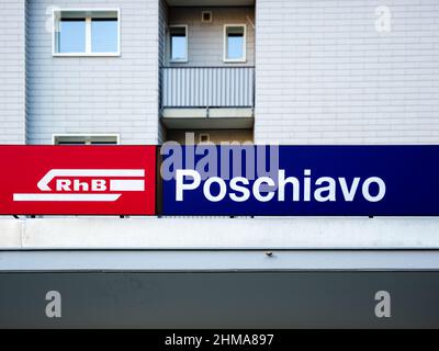 Poschiavo, Svizzera - 19 gennaio 2022: Un segno della stazione ferroviaria di Poschiavo e un logo della ferrovia retica, patrimonio dell'UNESCO Foto Stock