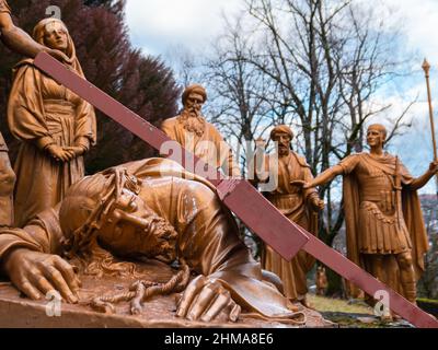 Lourdes, Francia - 5 gennaio 2022: Via della croce di Lourdes - nona stazione: Gesù cade una terza volta sotto la croce. Foto Stock